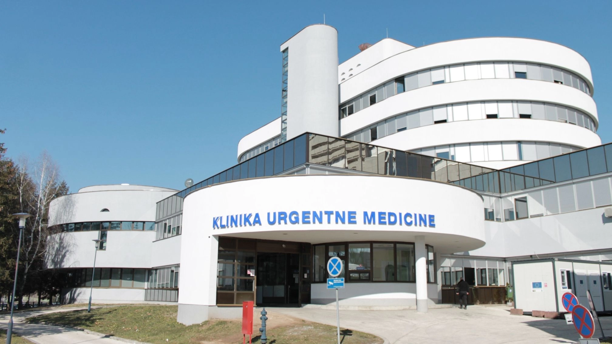 Dijete palo sa balkona 4. sprata, prebačeno na KCUS